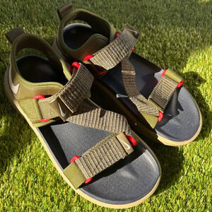Vista Sandal 'Rough Green color” Boy size 7
LIKE NEW!
